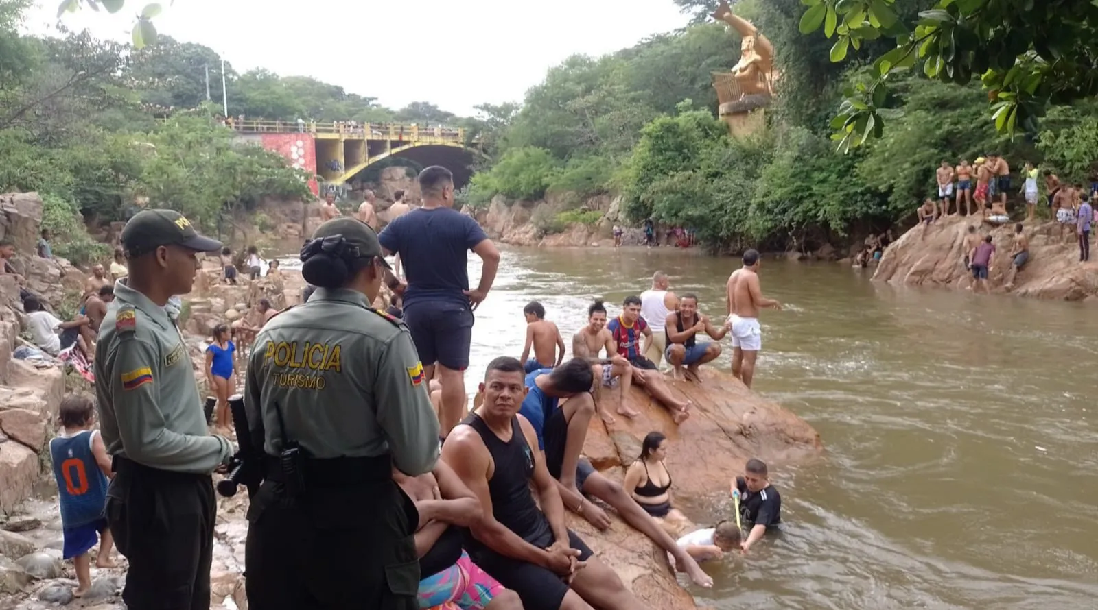 Con campañas de prevención buscan evitar tragedias en el balneario Hurtado por crecientes
