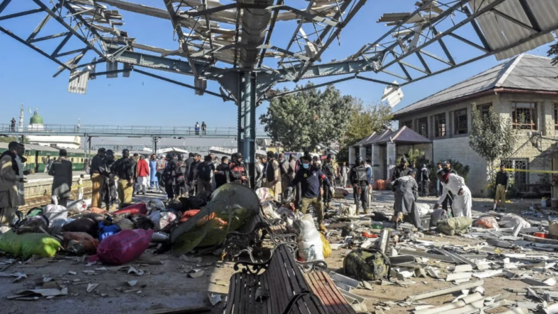 Atentado en estación de tren de Pakistán deja al menos 25 fallecidos
