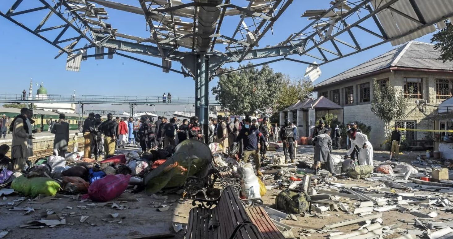 Atentado en estación de tren de Pakistán deja al menos 25 fallecidos