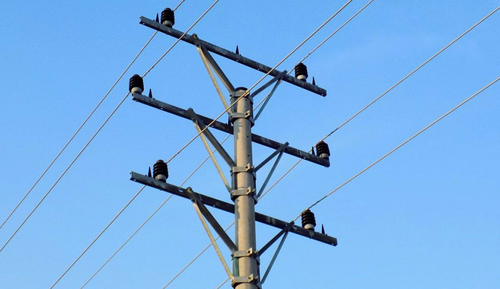 Joven intentó suicidarse sujetándose de unas líneas energizadas