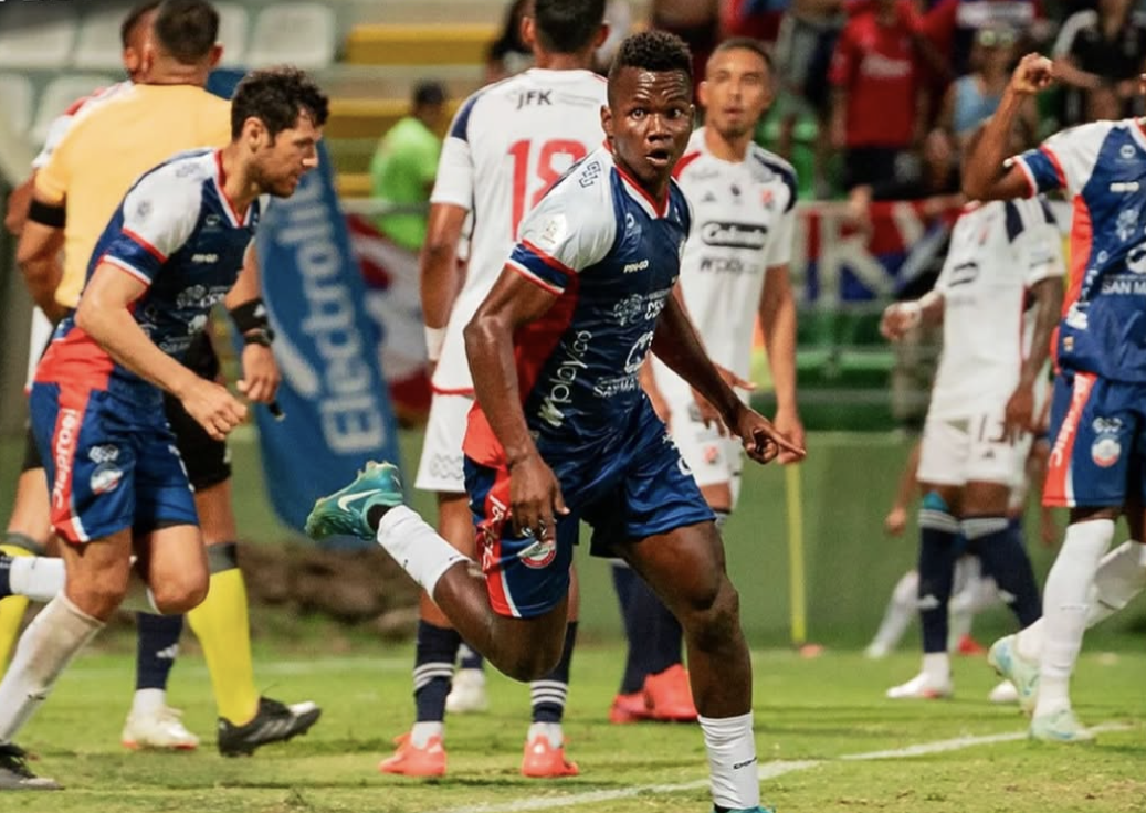 Con críticas por gramado del estadio Armando Maestre, Alianza Valledupar empató frente al Medellín