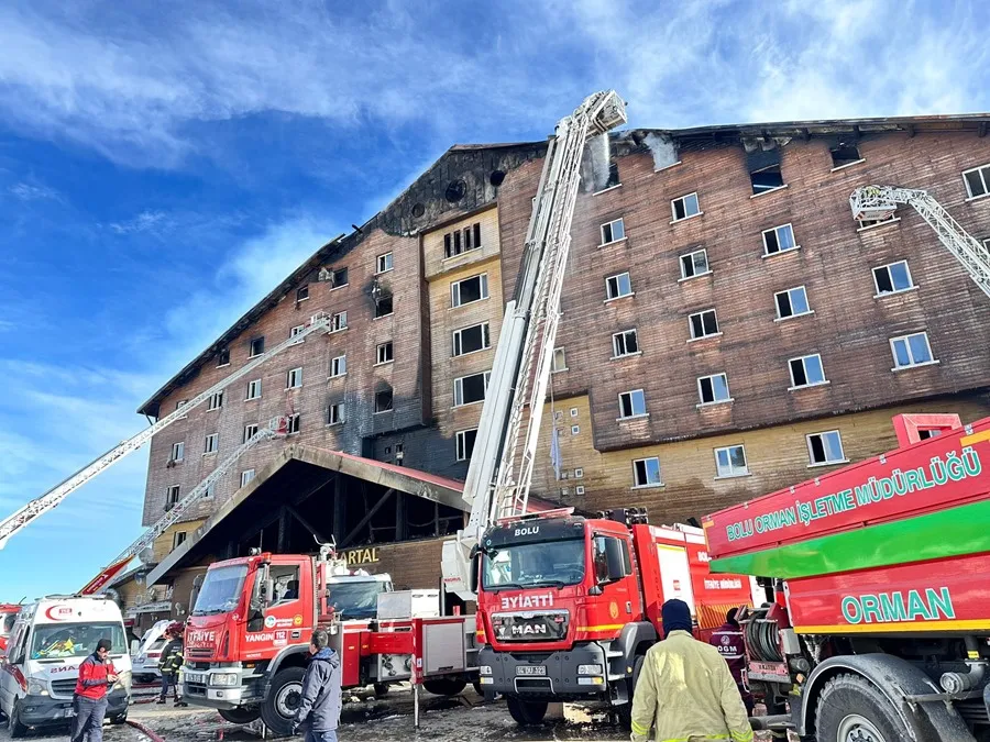 Suben a 69 los muertos en el incendio de un hotel en una estación de esquí en Turquía