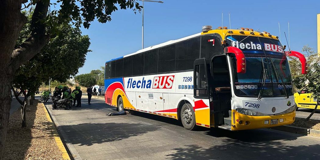 Hombre muere al ser pisado por un bus