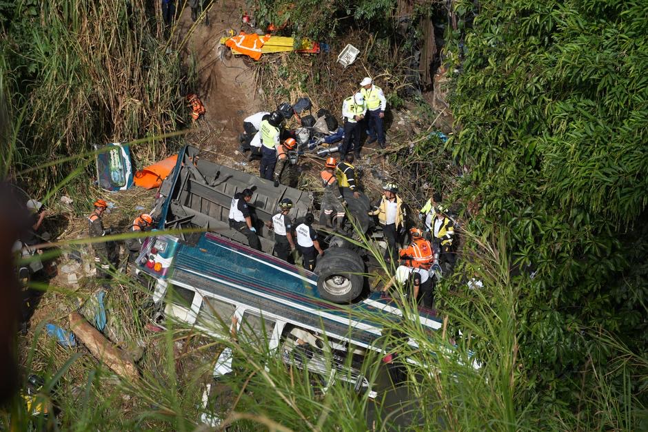Tragedia en Guatemala: al menos 51 muertos tras caída de autobús a un acantilado