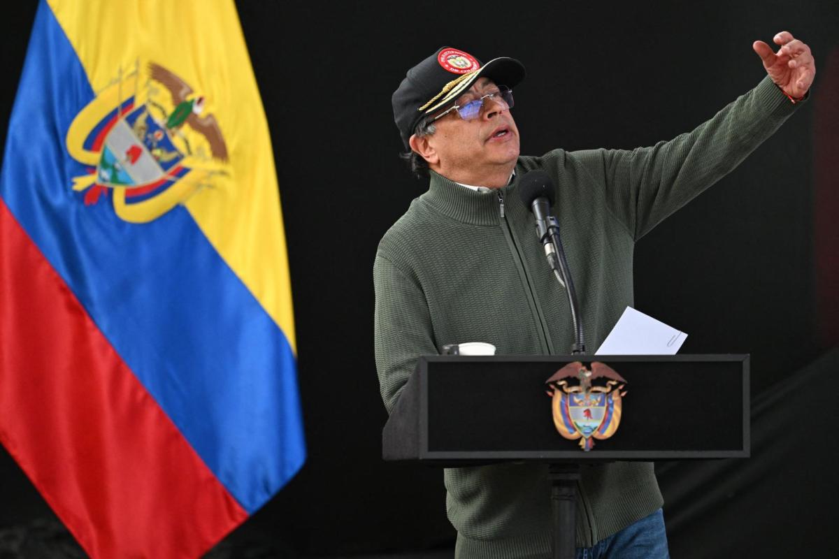 Petro anuncia emergencia económica por brote de fiebre amarilla