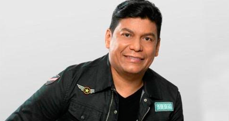 Alex Manga pide perdón a Omar Geles y le canta a ‘La mamá mas buena’