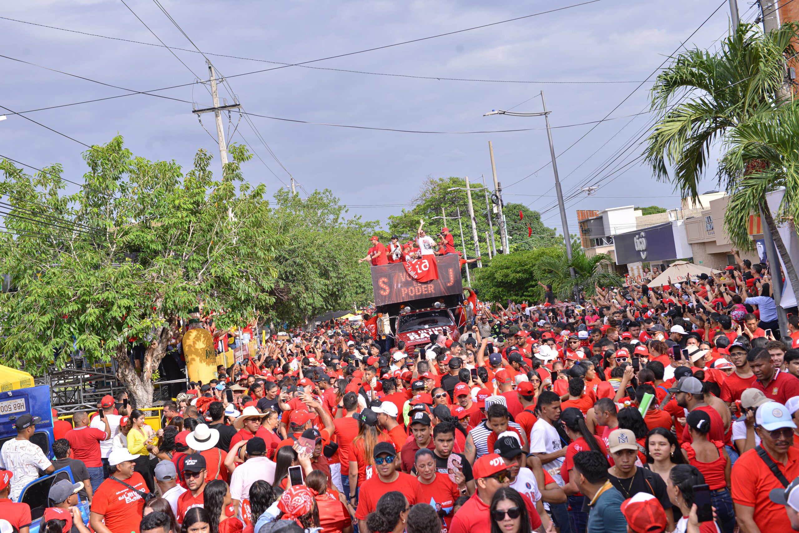Silvestre Dangond y Juancho de la Espriella vistieron de rojo a Valledupar en el arranque del Festival Silvestrista