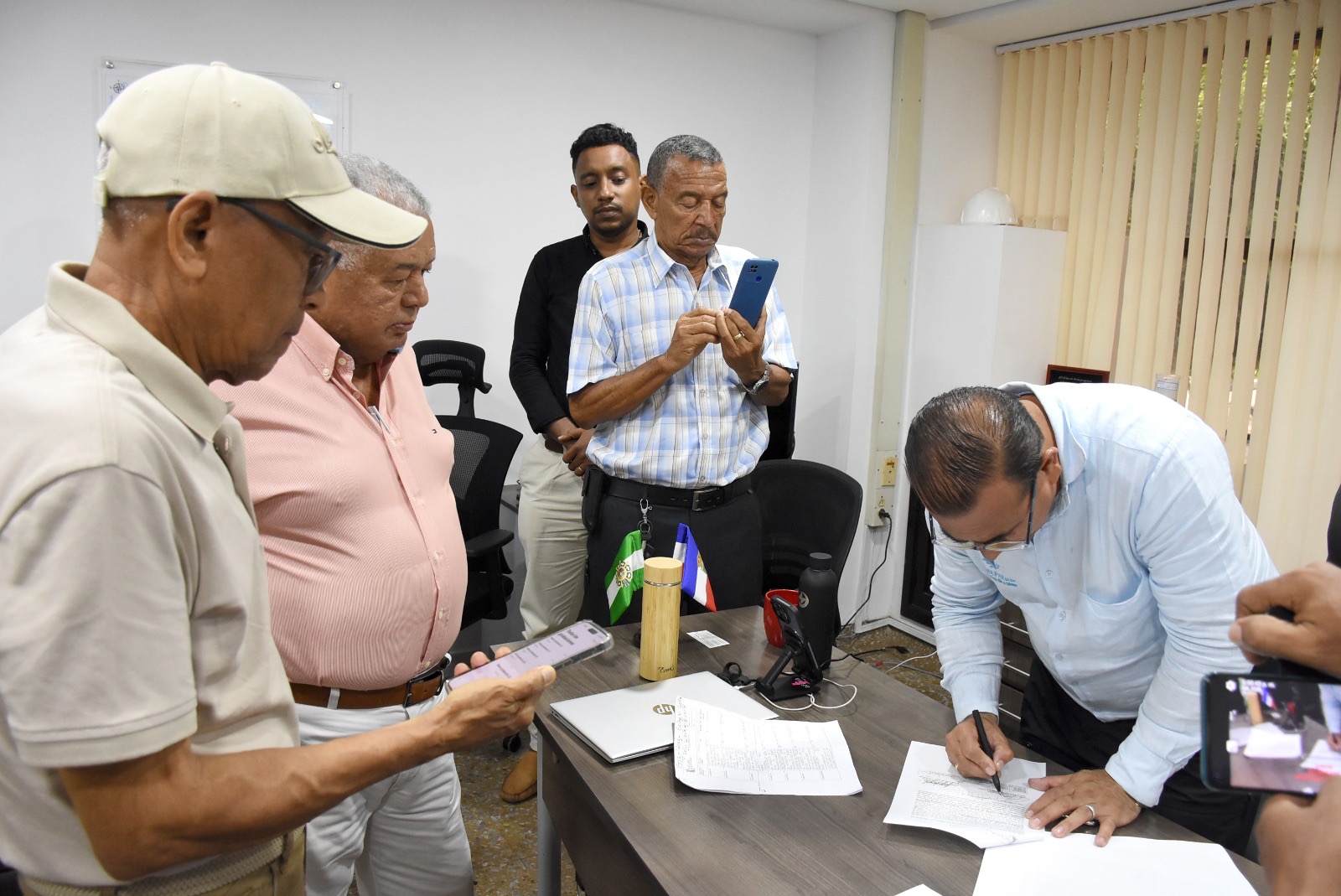 Agente Especial de Emdupar firma contrato para instalar 8.000 kilómetros de tubería para Valledupar
