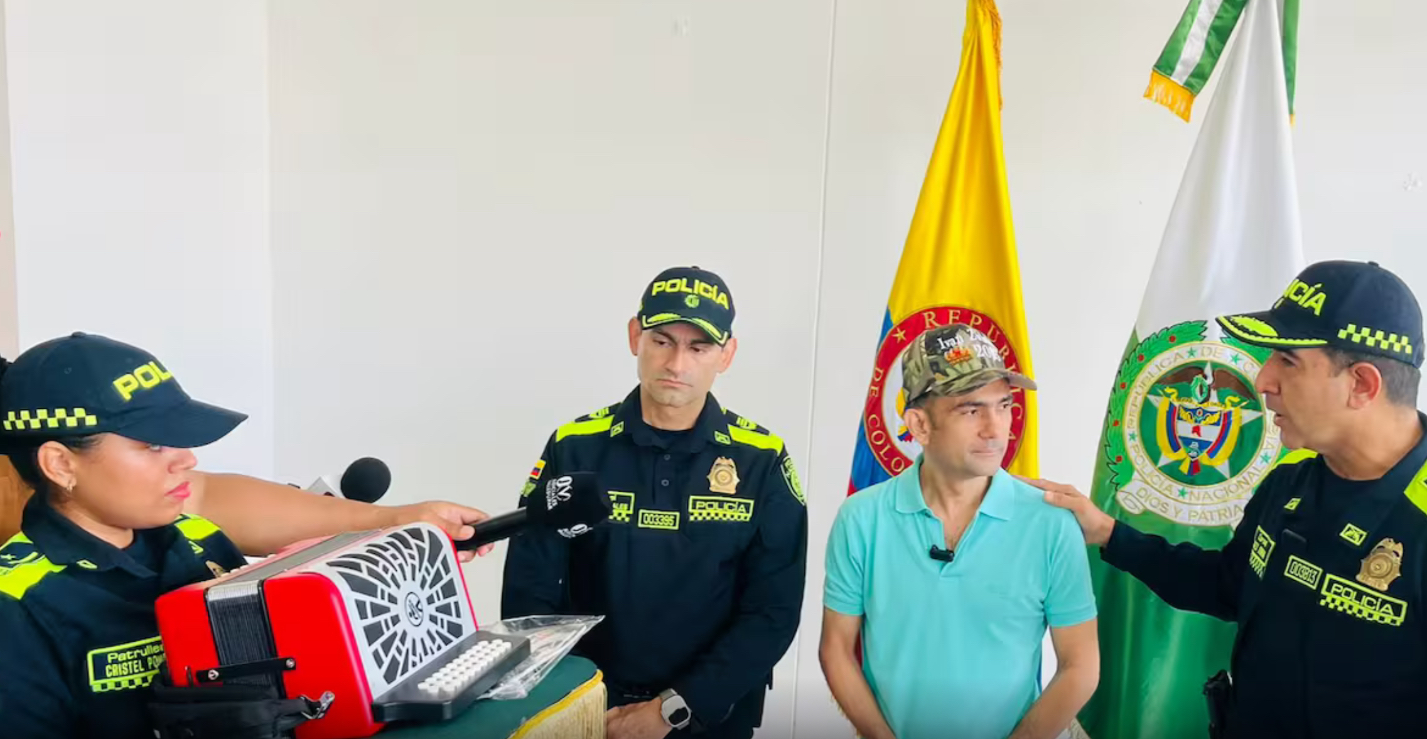 Iván Zuleta recibió un acordeón de la Policía y ahora el sueño le llegará a un niño vallenato