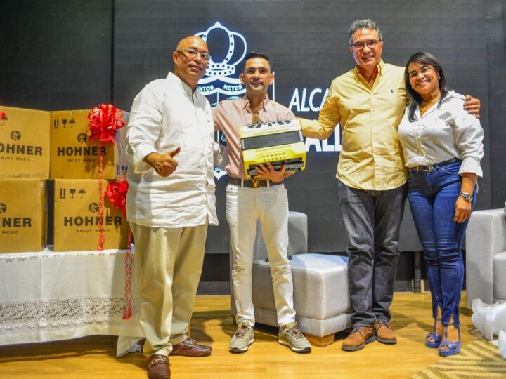 Alcalde Ernesto Orozco fortalece iniciativa de Iván Zuleta con la entrega de cinco acordeones