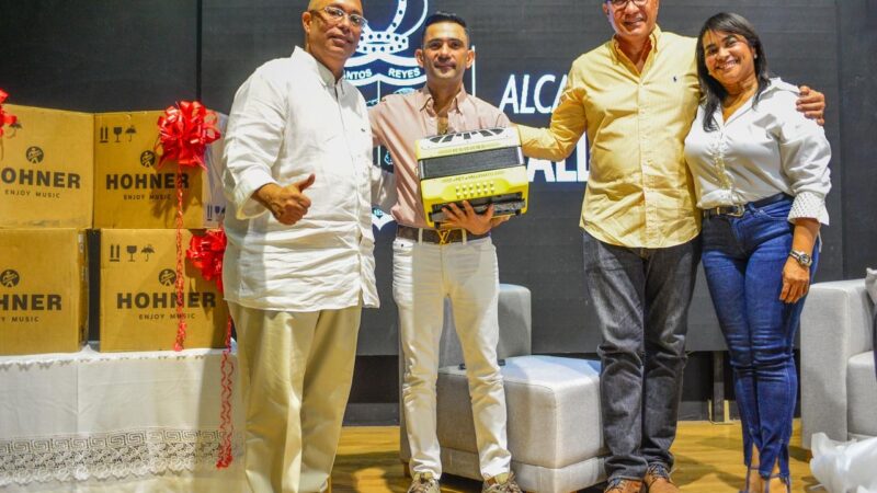 Alcalde Ernesto Orozco fortalece iniciativa de Iván Zuleta con la entrega de cinco acordeones