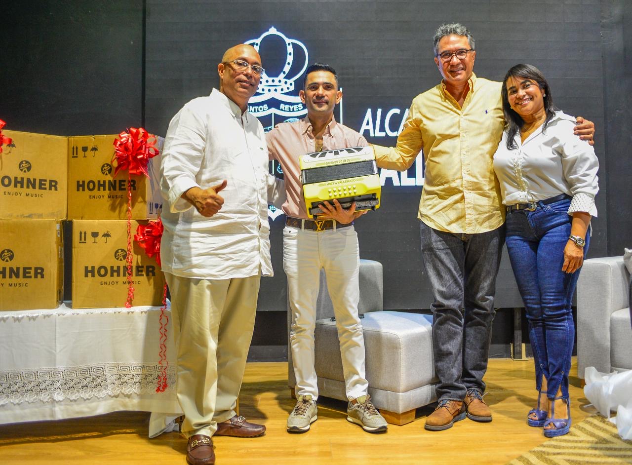 Alcalde Ernesto Orozco fortalece iniciativa de Iván Zuleta con la entrega de cinco acordeones