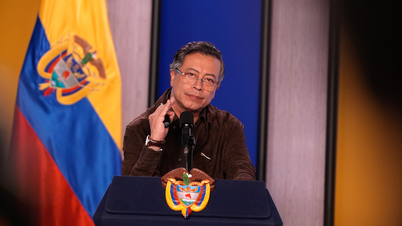 Petro anuncia relevo en la cúpula policial y advierte sobre presencia de ‘parapolicía’ en Medellín