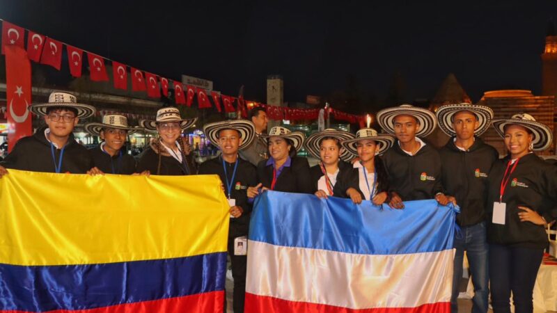 Ocho jóvenes vallenatos hicieron vibrar a Turquía con el sonido del acordeón