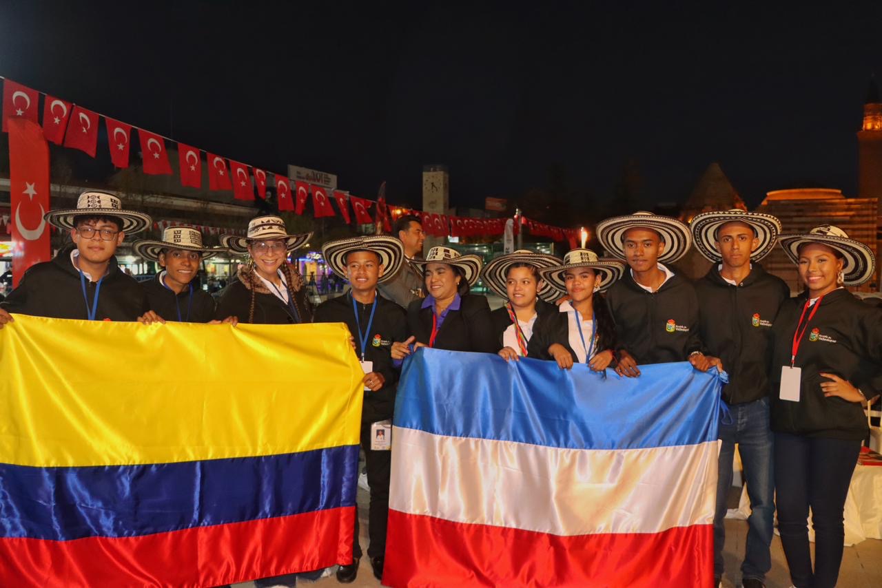 Ocho jóvenes vallenatos hicieron vibrar a Turquía con el sonido del acordeón
