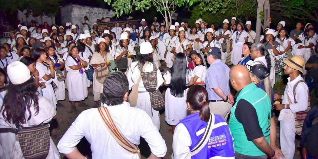 Pueblo Arhuaco bloquea el cruce nacional en Bosconia en exigencia de respeto a su autonomía y gobierno propio