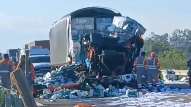 Autoridades investigan mortal accidente entre dos tractomulas en la vía San Roque – La Paz