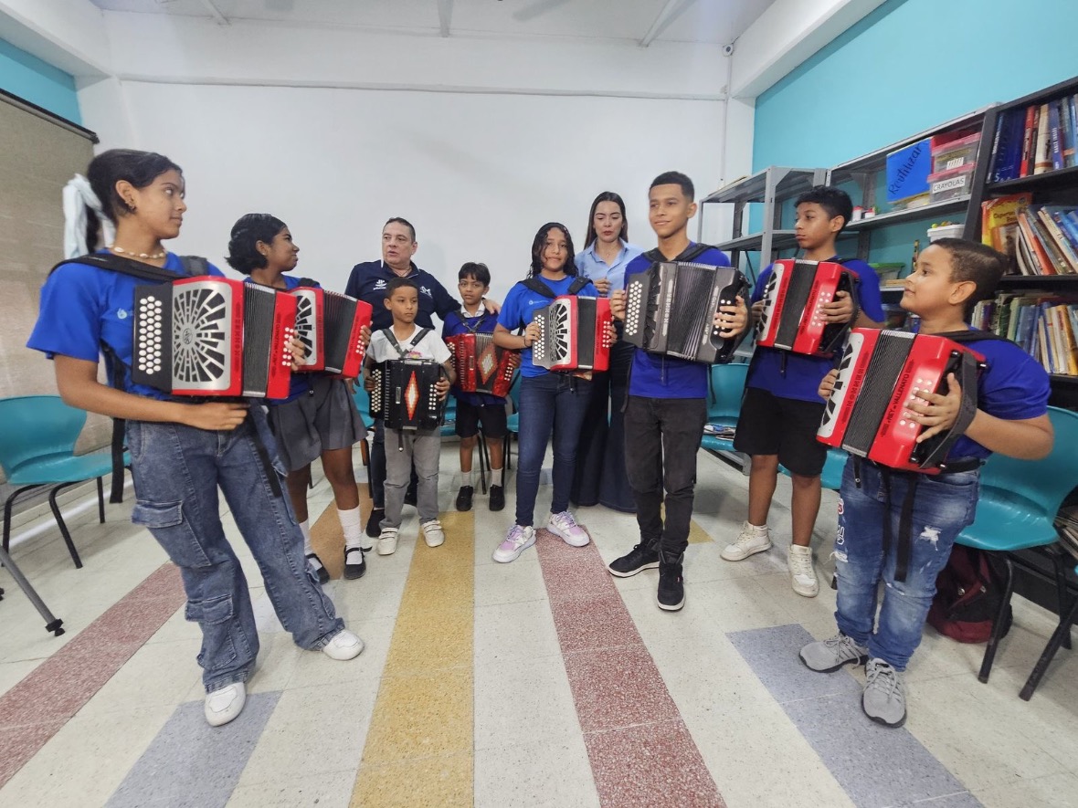 Estudiantes de la Fundación Huellas del Maestro ‘Cocha’ Molina terminan ciclo académico en Barranquilla tocando sus acordeones