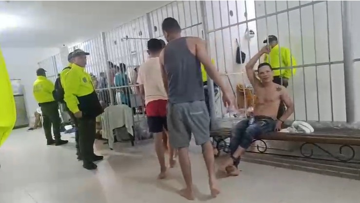 Autoridades decomisan celulares, libretas y armas blancas en intervención a la URI de Valledupar