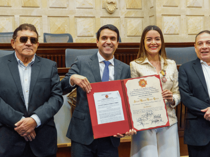 Julieth Peraza recibe la Orden de la Democracia por su aporte al folclor vallenato
