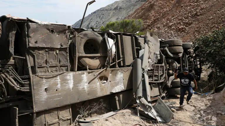 Tragedia en Perú: al menos 37 muertos tras caída de bus por un abismo en Arequipa