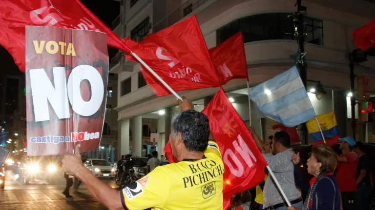 Ecuador rechaza reformas de Daniel Noboa en un referéndum que deja debilitado al Gobierno